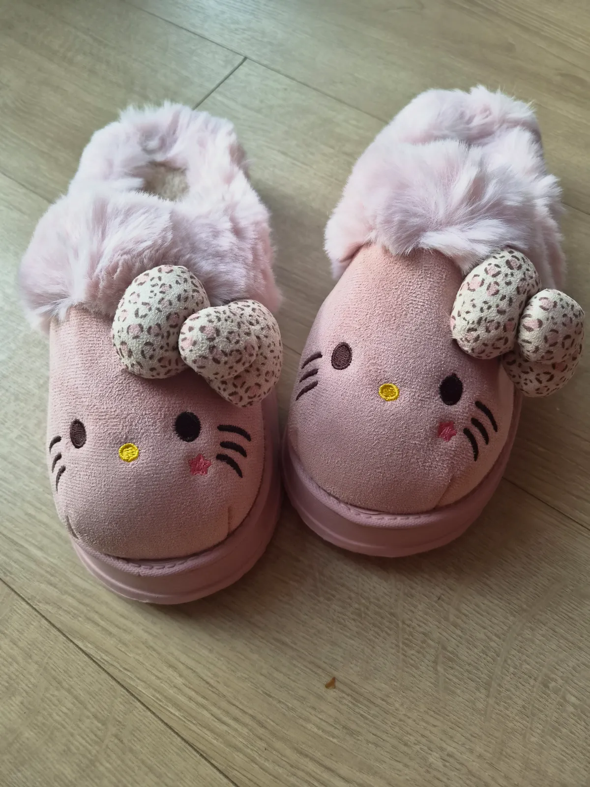 Chaussons Hello Kitty roses en fausse fourrure – Sanrio – taille EU 38 4