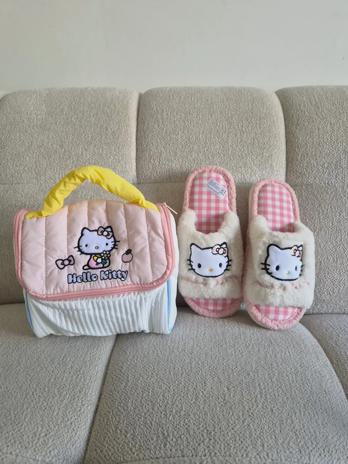 Chaussons et trousse Hello Kitty Sanrio – Sanrio – taille EU 35 5