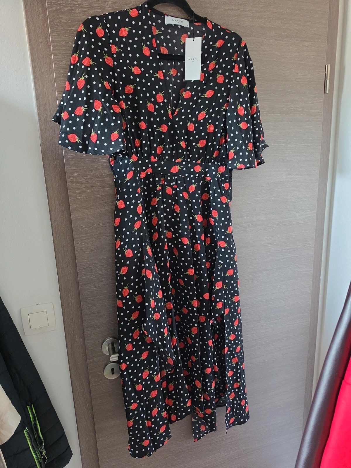 Robe longue Axara Paris noire à fraises – Taille S