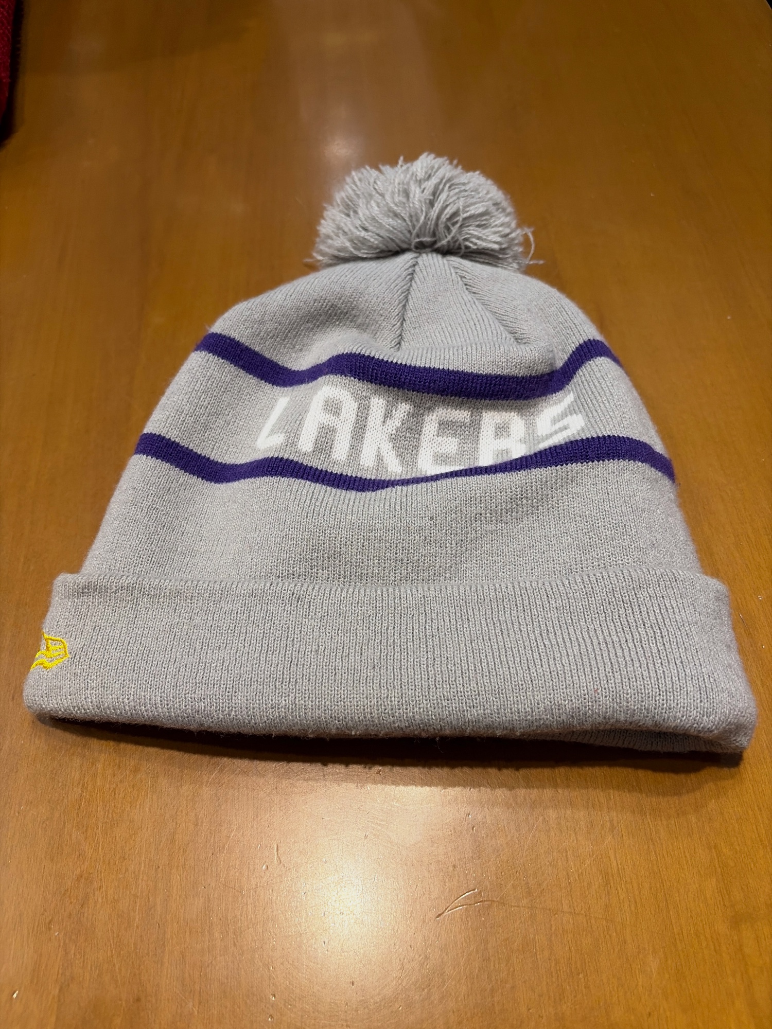 Gorro de punto New Era Los Angeles Lakers con pompón