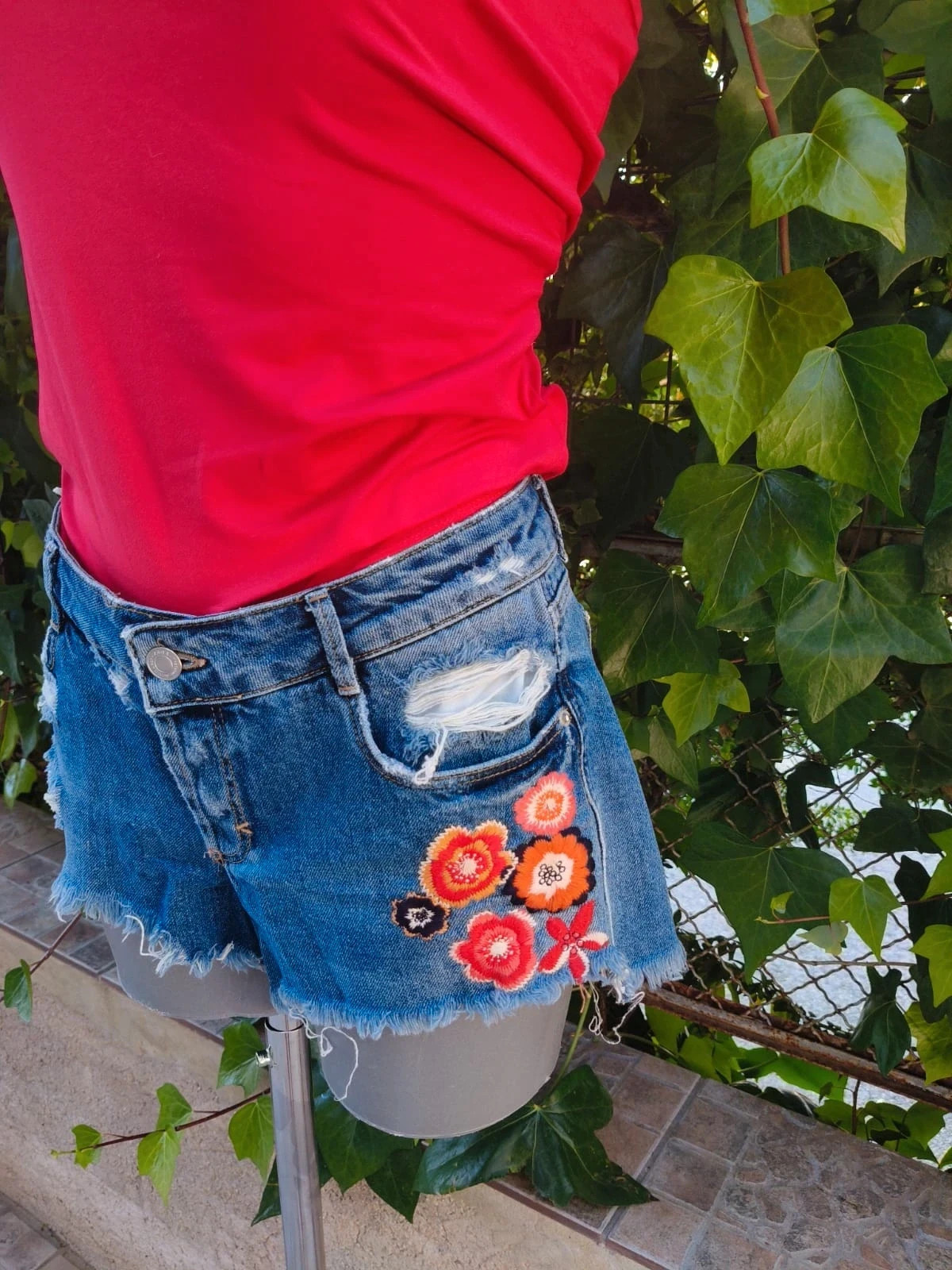 Shorts Vaqueros Rotos Zara Trafaluc – Talla 38 – Detalles Bordados de Flores 💐 – Zara – taille M / 38 / 10 2