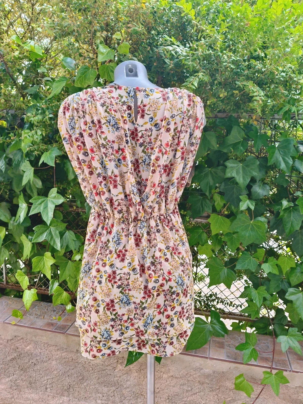 Vestido Floral Zara Basic Collection – Talla M – Estilo Romántico 🌈 – Zara – taille M / 38 / 10 5