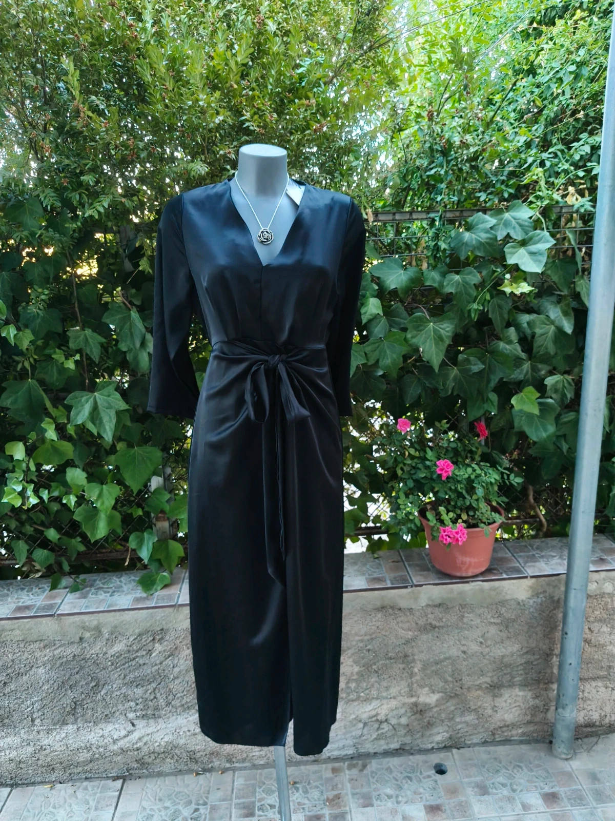 Vestido midi negro de satén con lazo 🌈