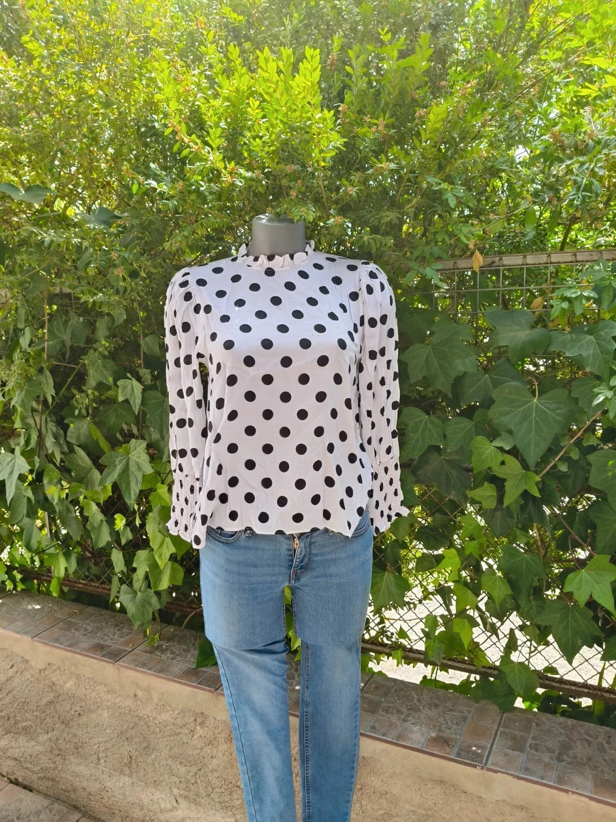Blusa de Lunares Zara Woman – Elegancia Clásica con un Toque Romántico 🌈 – Zara – taille M / 38 / 10