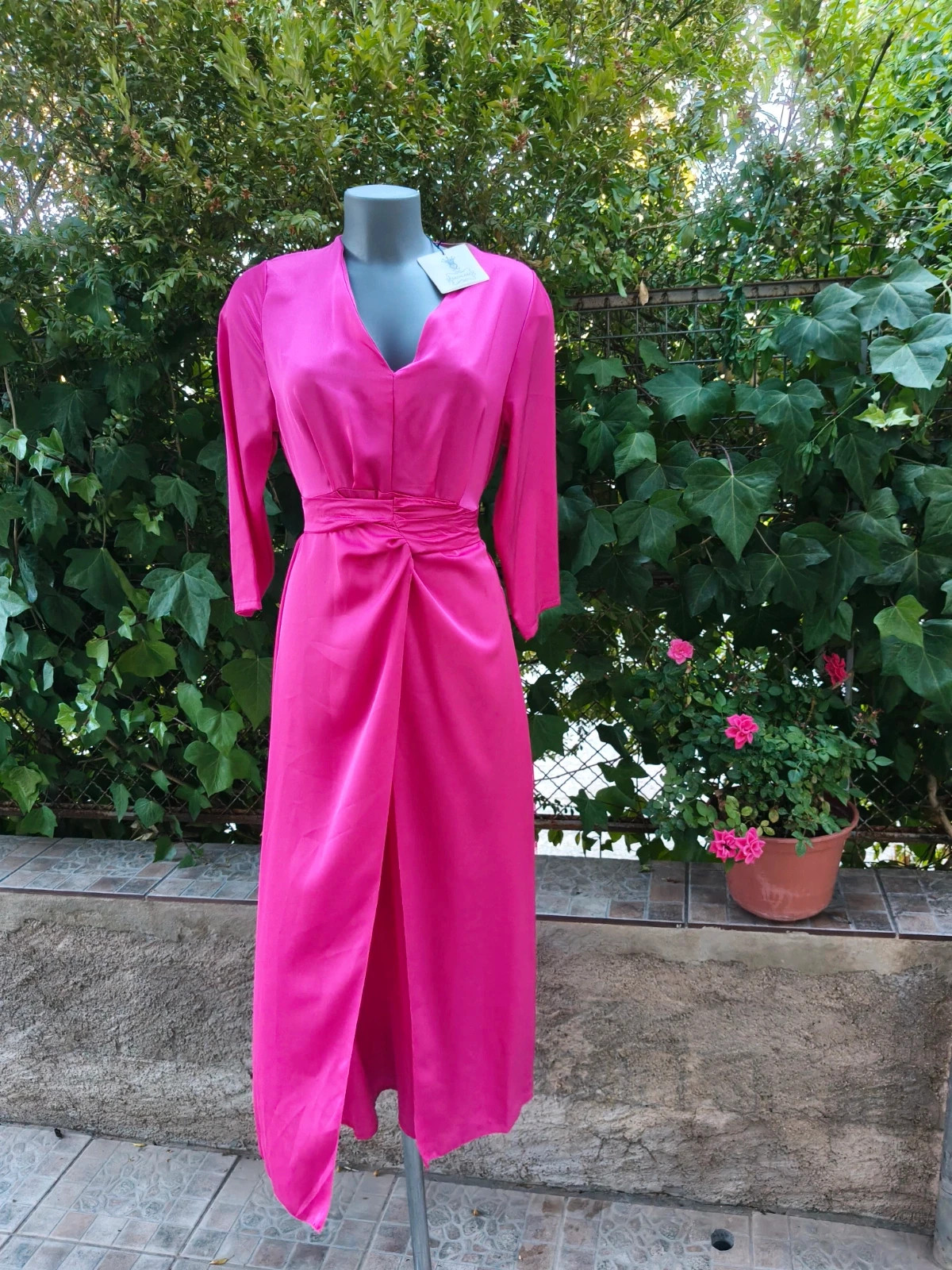 Vestido midi rosa fucsia satinado con abertura y nudo delantero