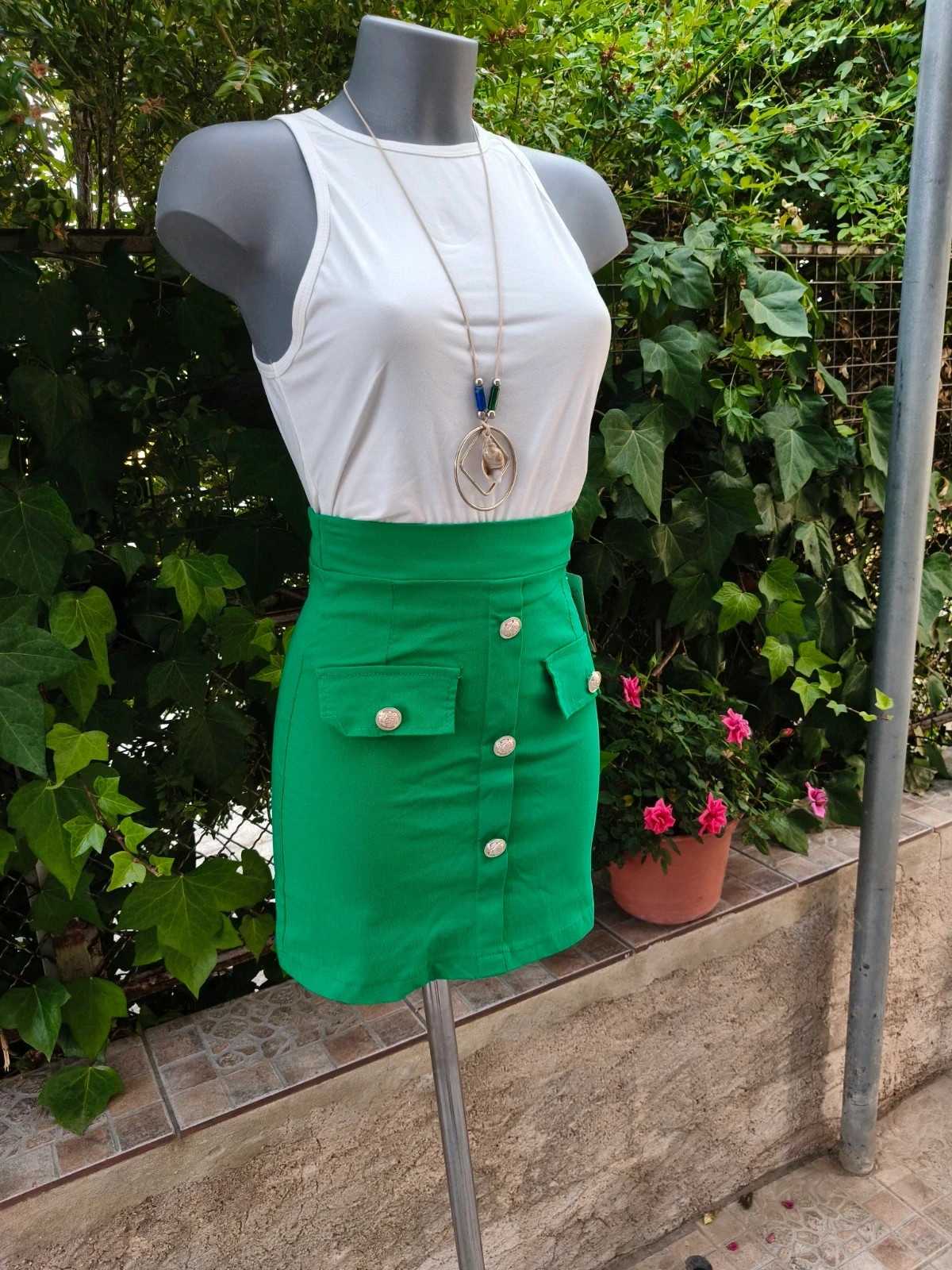 Falda corta verde con botones dorados 🌈 – La Boutique – taille S / 36 / 8 2