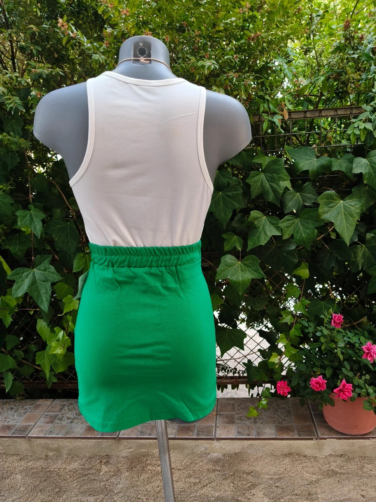 Falda corta verde con botones dorados 🌈 – La Boutique – taille S / 36 / 8 5