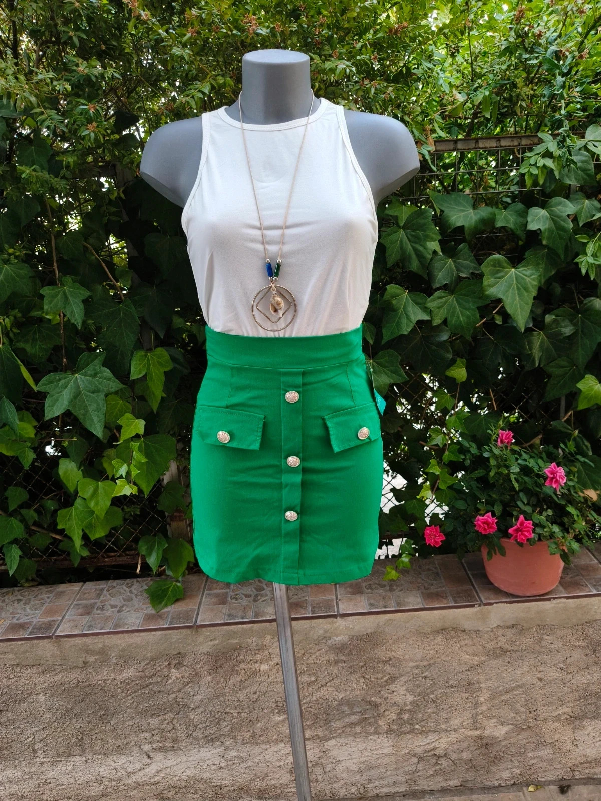 Falda corta verde con botones dorados 🌈 – La Boutique – taille S / 36 / 8