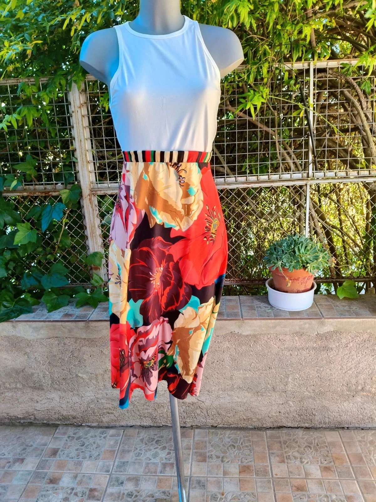 Falda Midi con Estampado Floral Vibrante 🌸