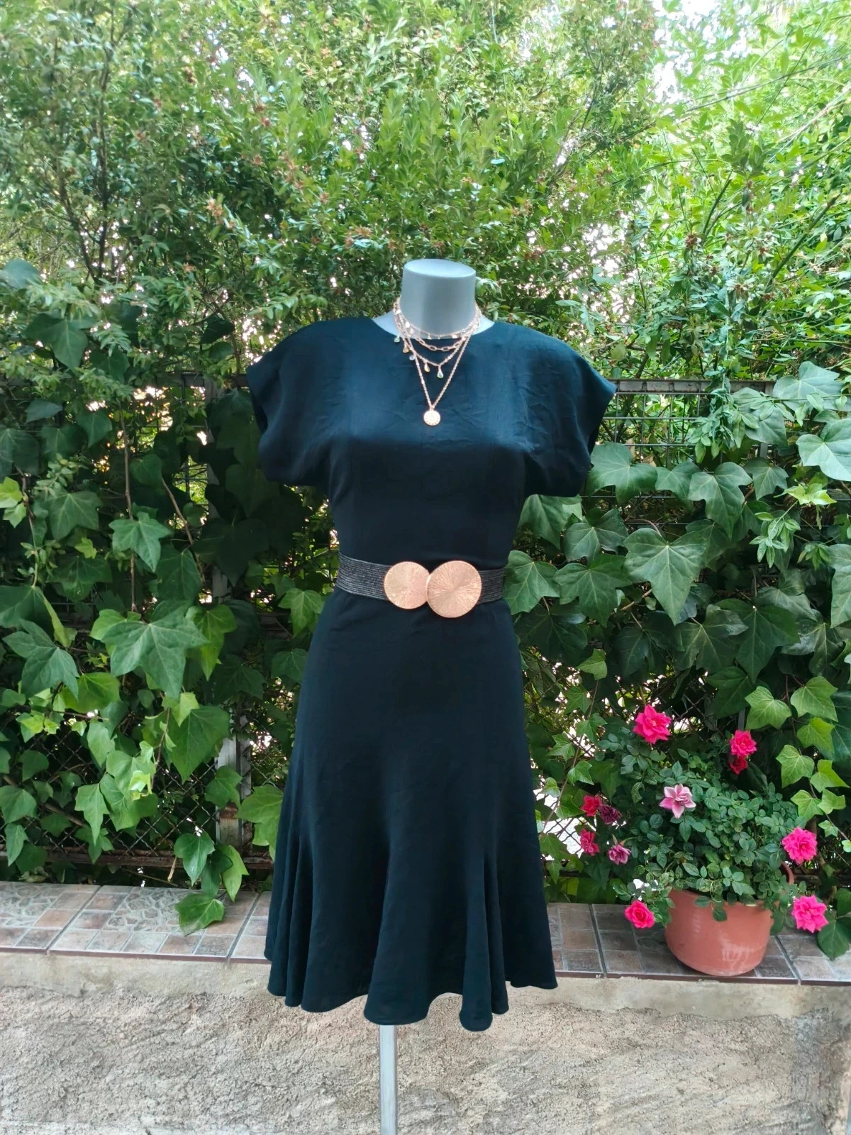 Elegante Vestido Negro con Espalda Abotonada y Falda de Volante🌈