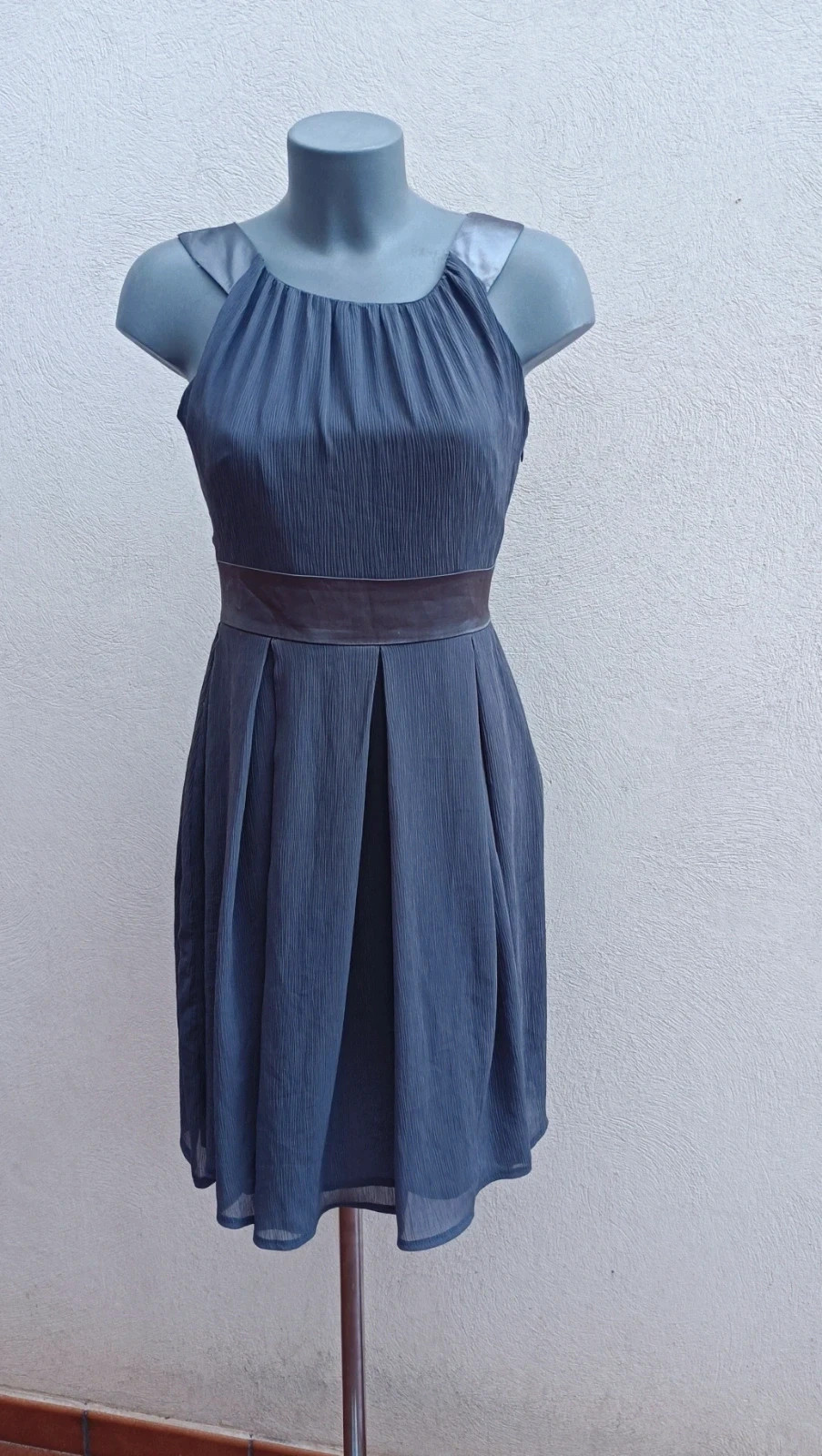 Precioso Vestido de Cóctel Orsay - Gris Antracita Plisado con Lazo - Talla 36 🌈