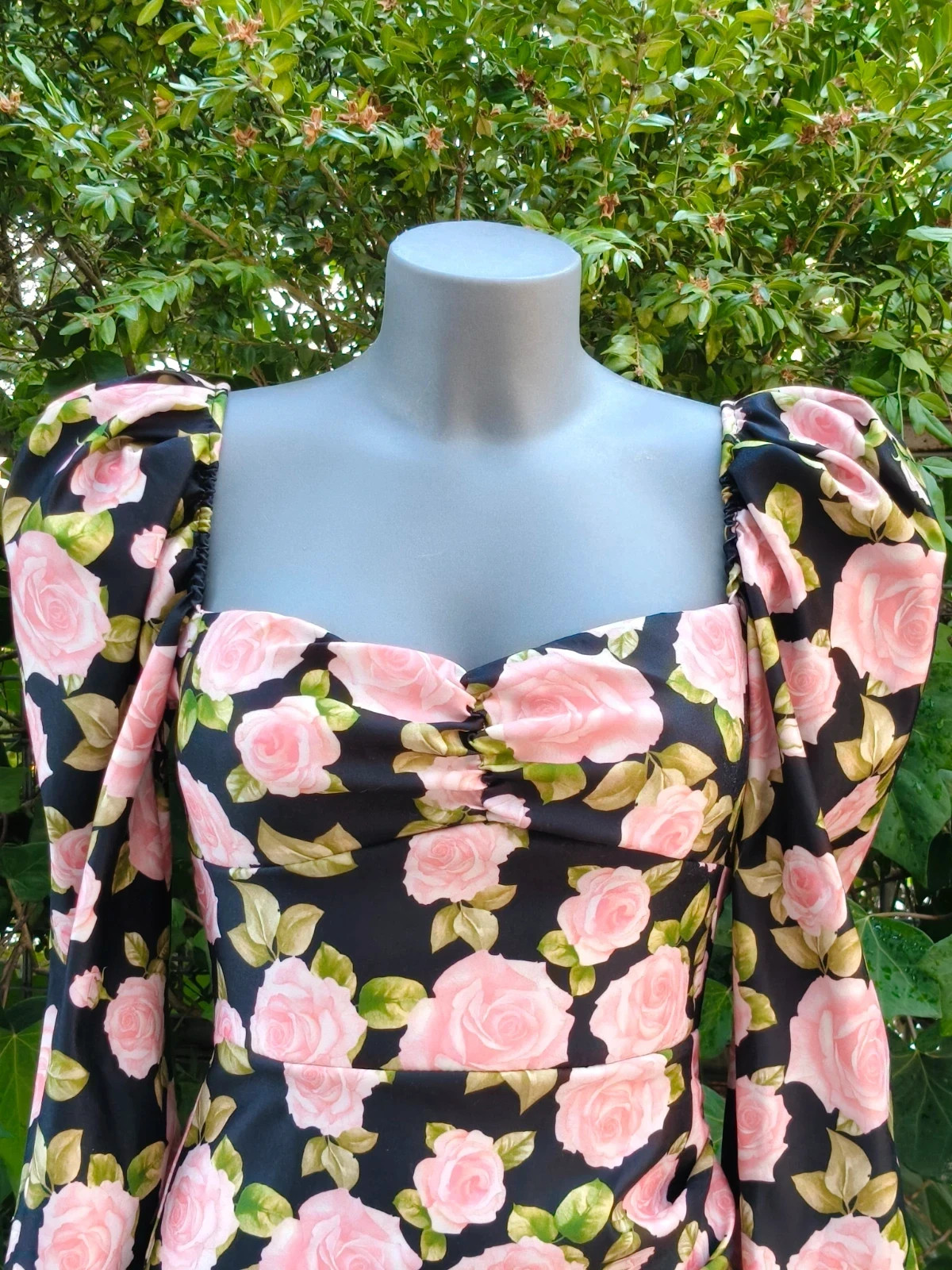 Vestido Corto Floral de Mangas Abullonadas - Fondo Negro y Rosas Rosas 🌈 – La Boutique – taille S / 36 / 8 5