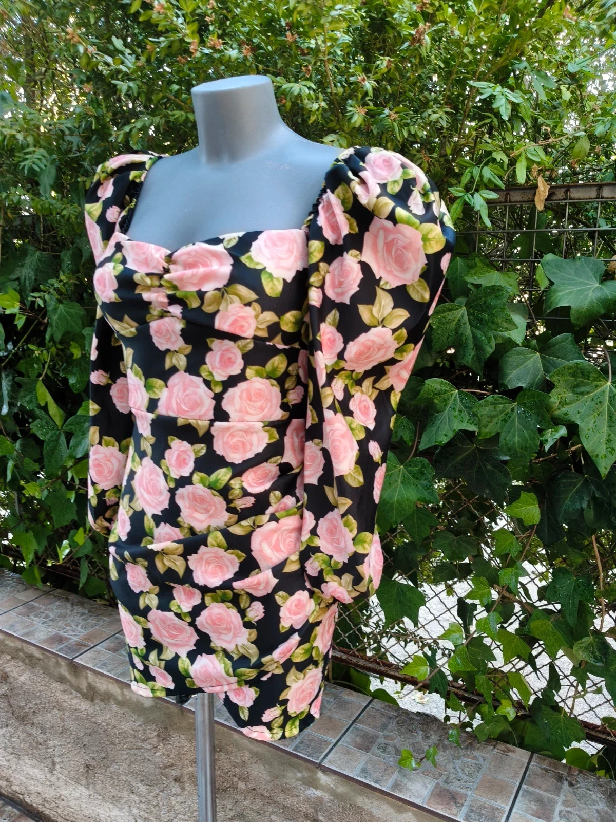 Vestido Corto Floral de Mangas Abullonadas - Fondo Negro y Rosas Rosas 🌈 – La Boutique – taille S / 36 / 8 3