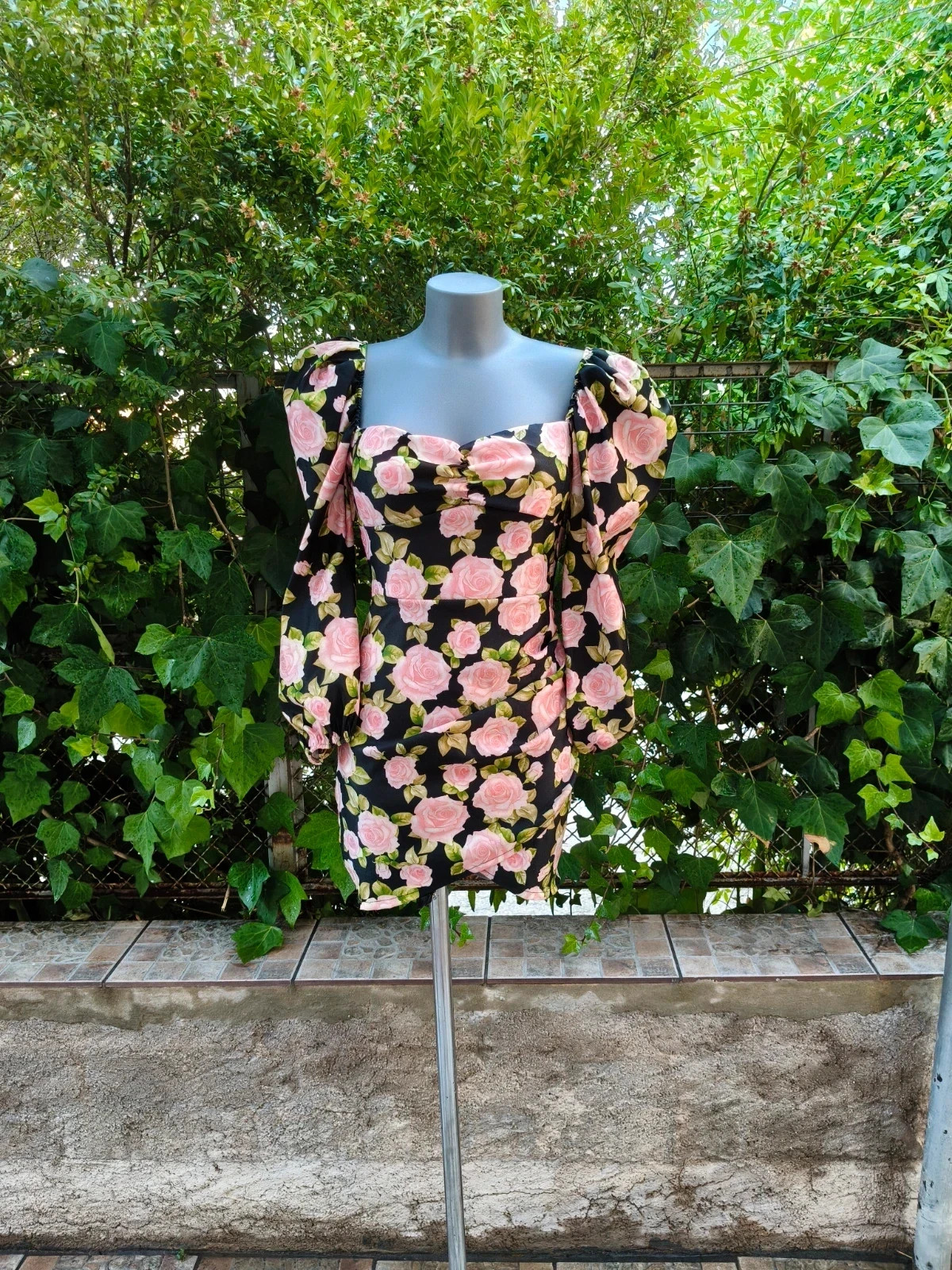 Vestido Corto Floral de Mangas Abullonadas - Fondo Negro y Rosas Rosas 🌈 – La Boutique – taille S / 36 / 8