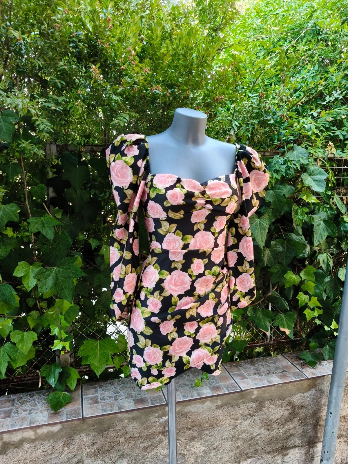 Vestido Corto Floral de Mangas Abullonadas - Fondo Negro y Rosas Rosas 🌈 – La Boutique – taille S / 36 / 8 2