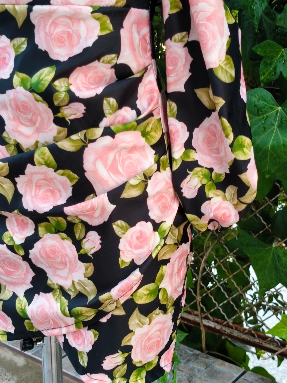 Vestido Corto Floral de Mangas Abullonadas - Fondo Negro y Rosas Rosas 🌈 – La Boutique – taille S / 36 / 8 4