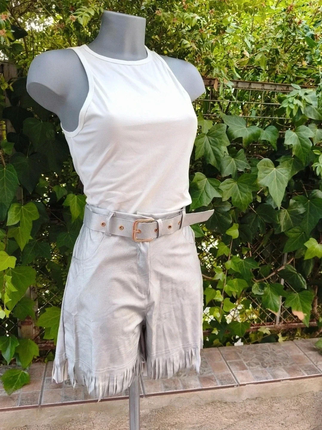 Pantalón corto metalizado plateado con flecos y cinturón 🌈 – La Boutique – taille M / 38 / 10 2