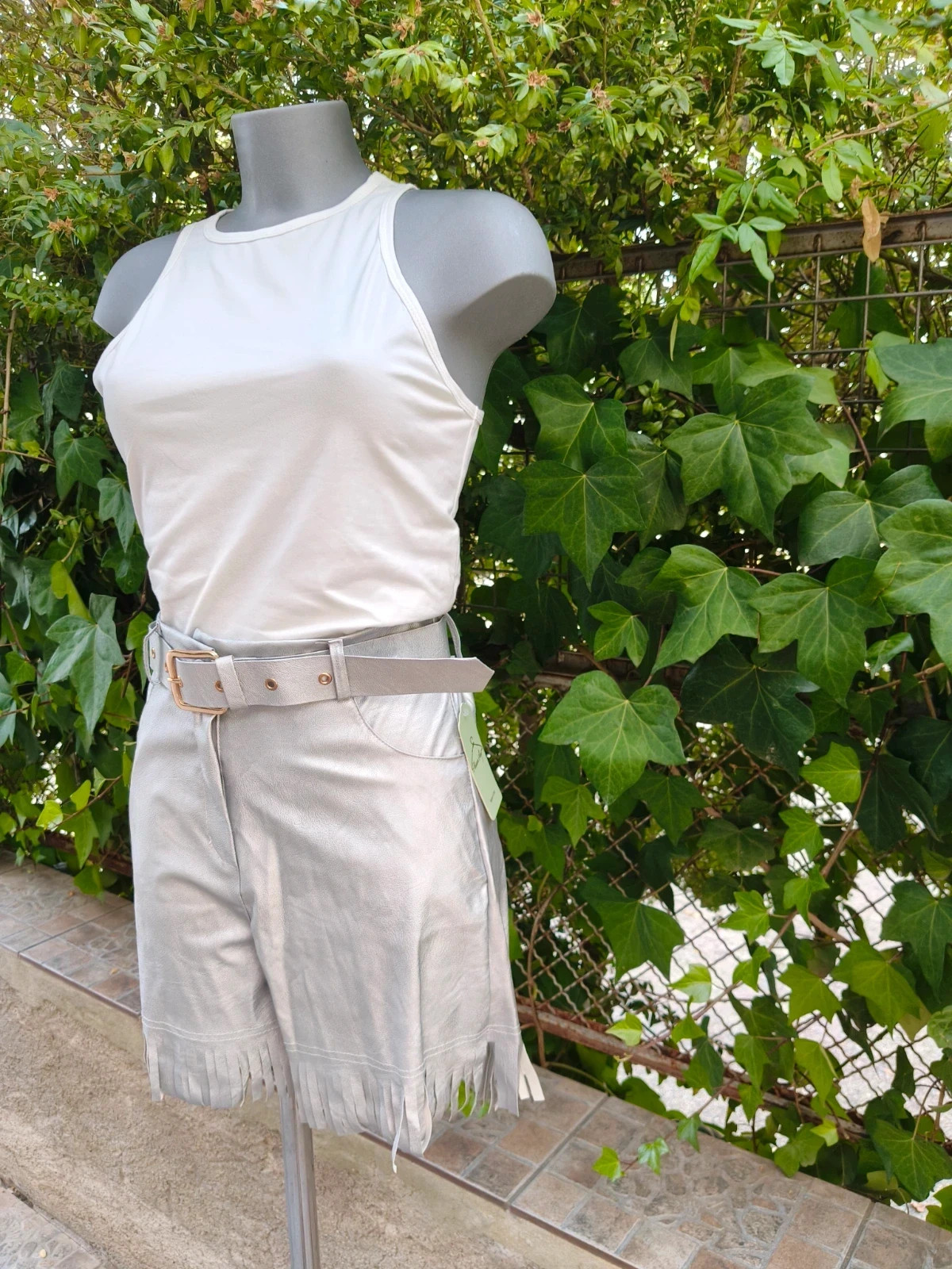 Pantalón corto metalizado plateado con flecos y cinturón 🌈 – La Boutique – taille M / 38 / 10 3
