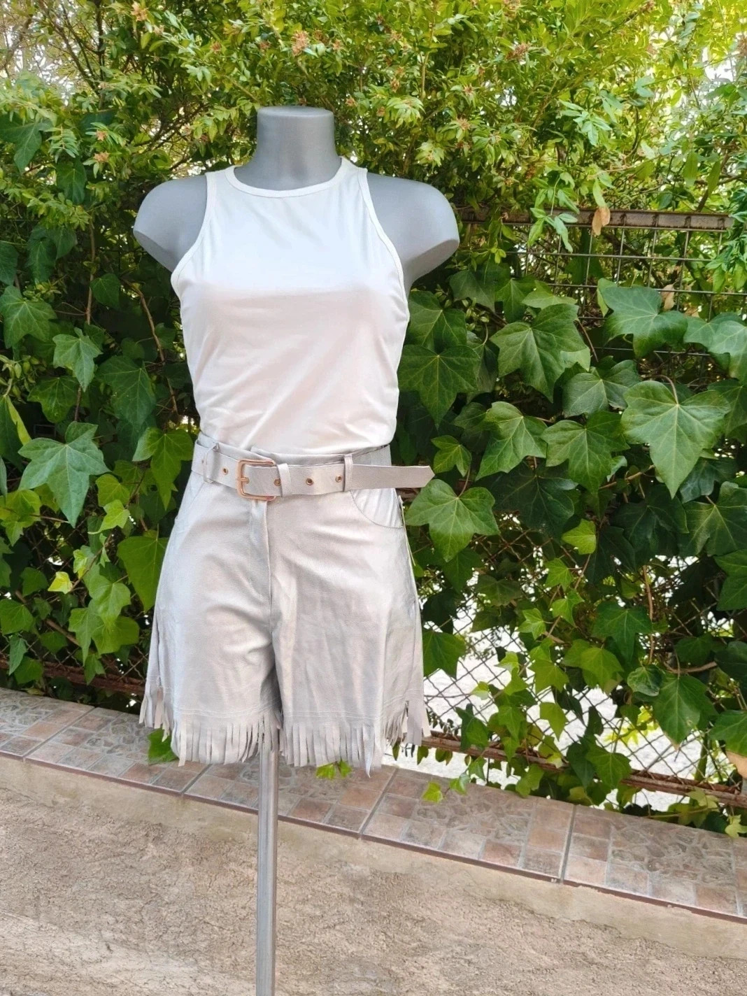 Pantalón corto metalizado plateado con flecos y cinturón 🌈 – La Boutique – taille M / 38 / 10