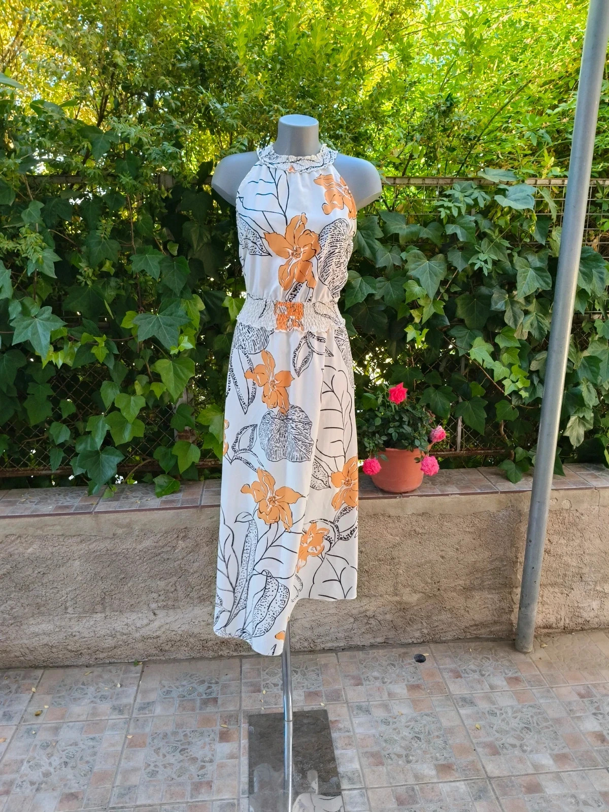 Vestido largo blanco floral naranja, escote halter y nido de abeja 🐝 – La Boutique – taille M / 38 / 10