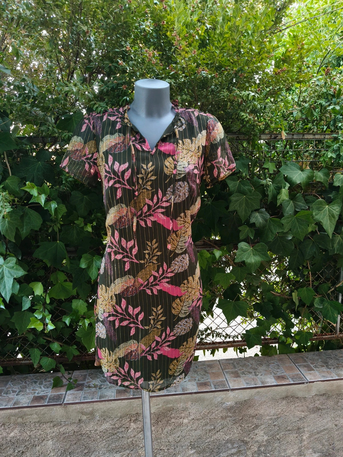 Vestido corto estampado tropical con hilos dorados 🌈
