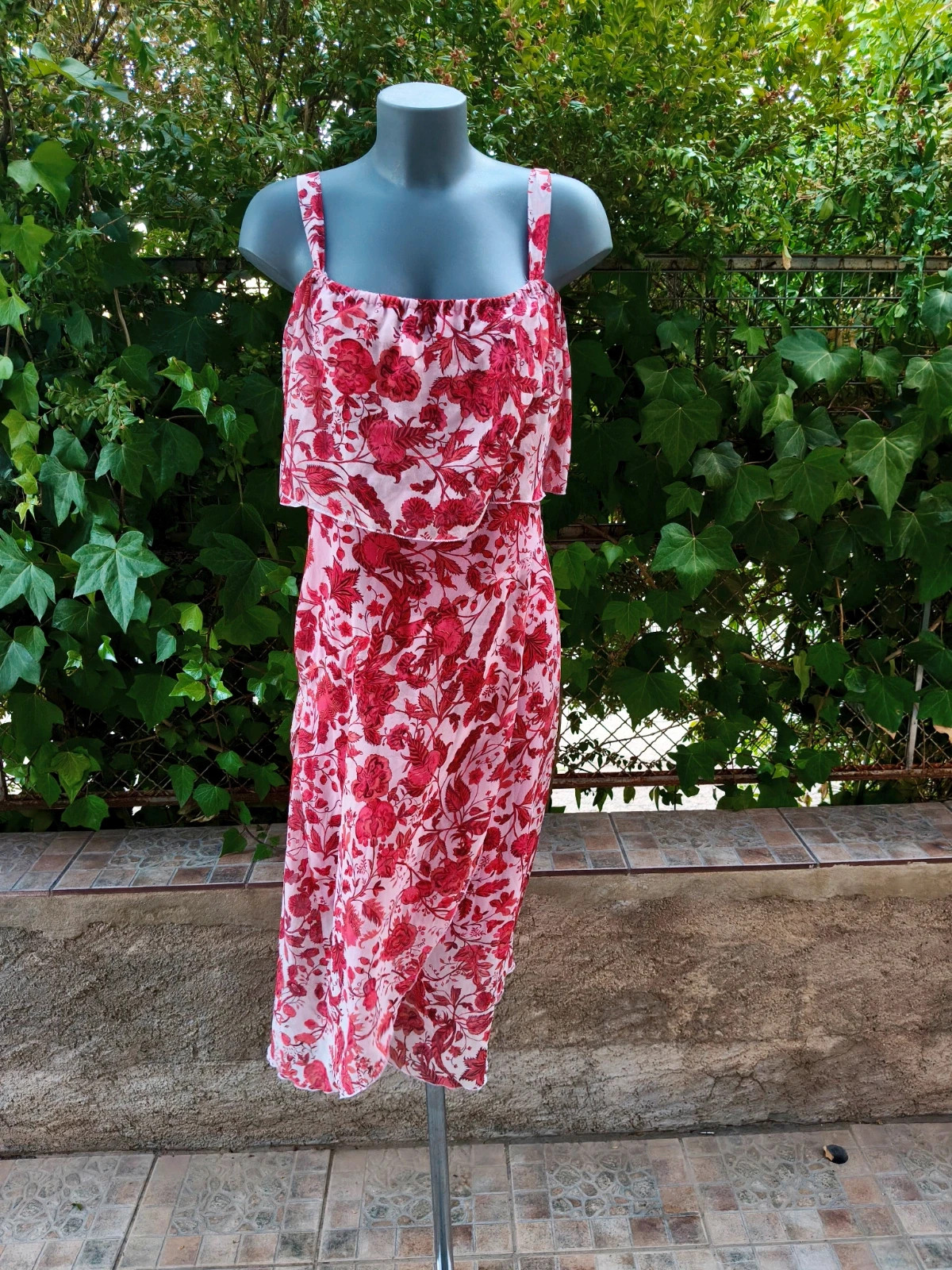 Vestido rosa con estampado floral rojo 🌈