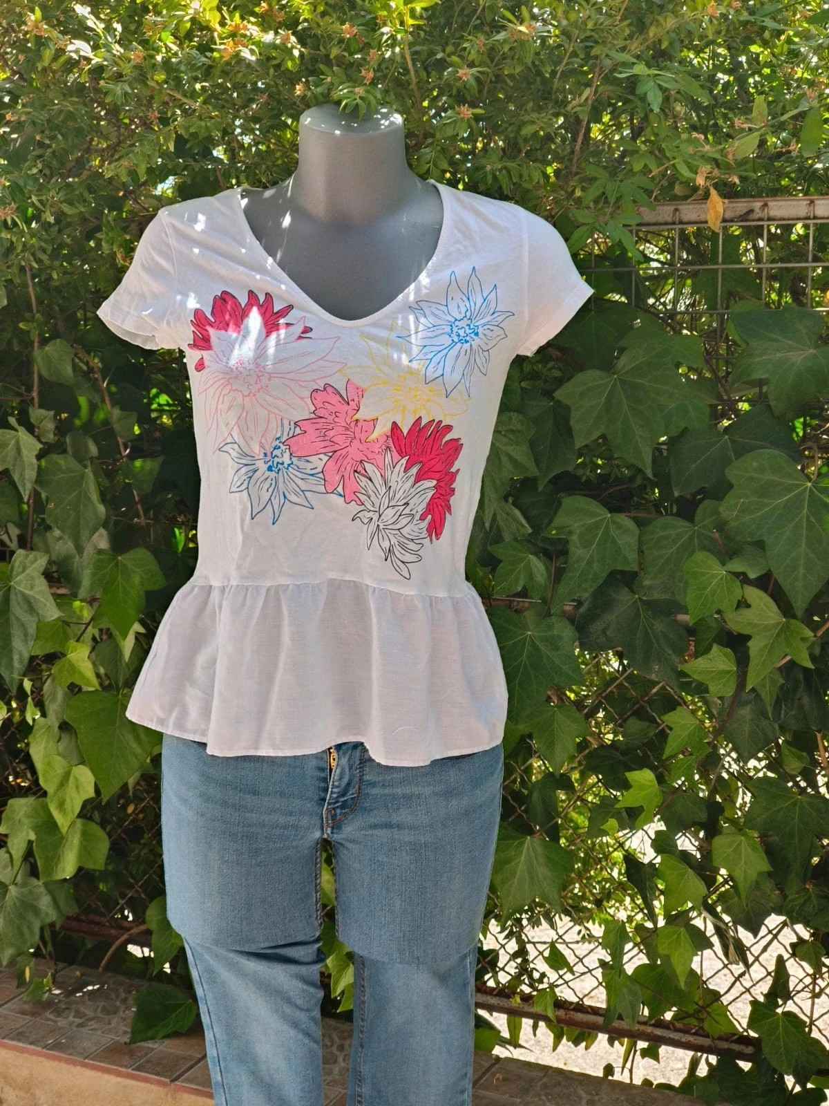 Camiseta Blanca con Estampado Floral y Volante - Salsa (Talla S) 🌈