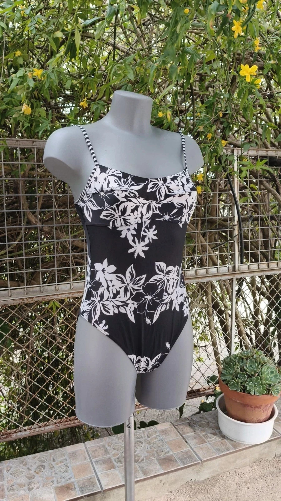 Bañador Tribord Negro con Estampado Floral - Talla M 🌈