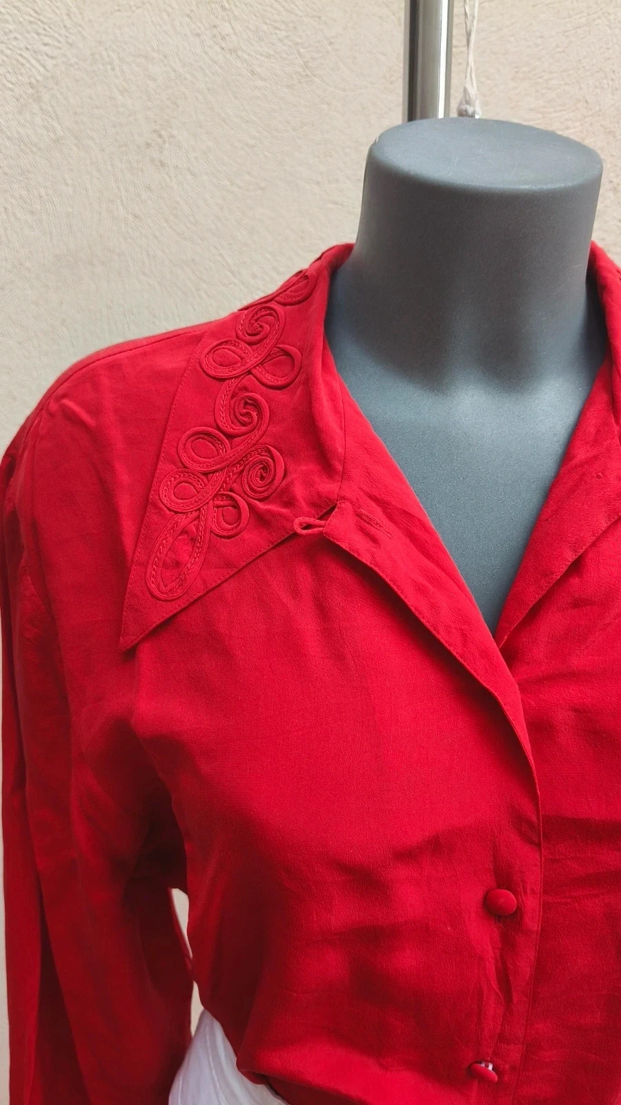 Camisa Roja Vintage con Bordados Soutache en Cuello y Puños 😍 – Vintage Boutique – taille L / 40 / 12 4