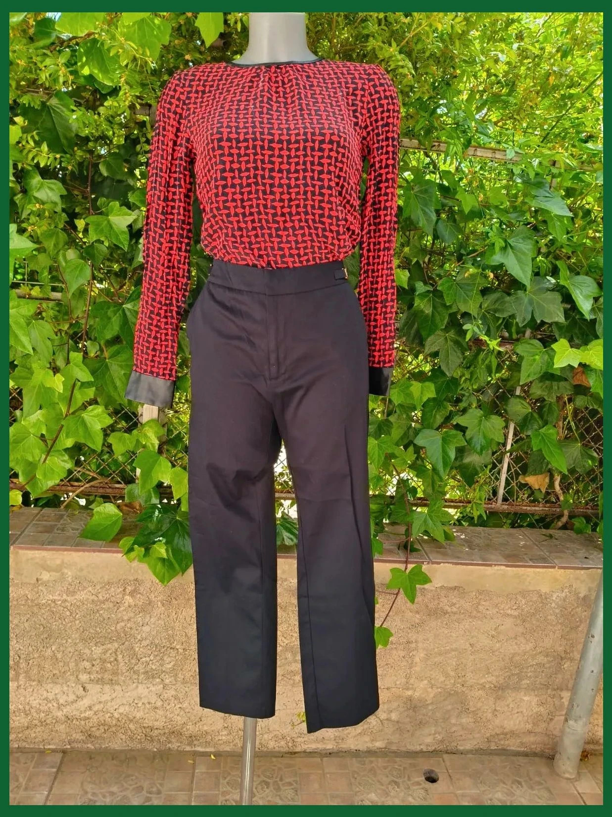 Pantalón negro de vestir con detalle dorado en la cintura 🌈