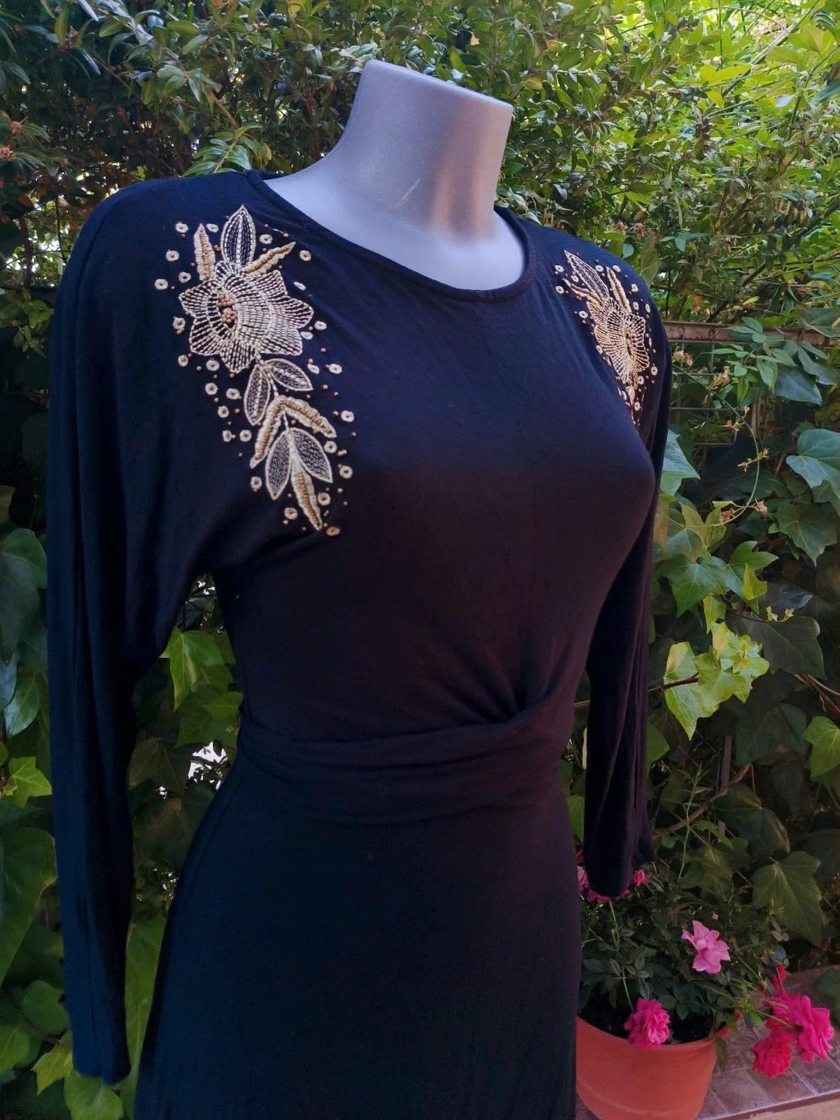 Vestido Negro con Bordado de Pedrería Dorada - Springfield (Talla M) 🌈 – Springfield – taille M / 38 / 10 3