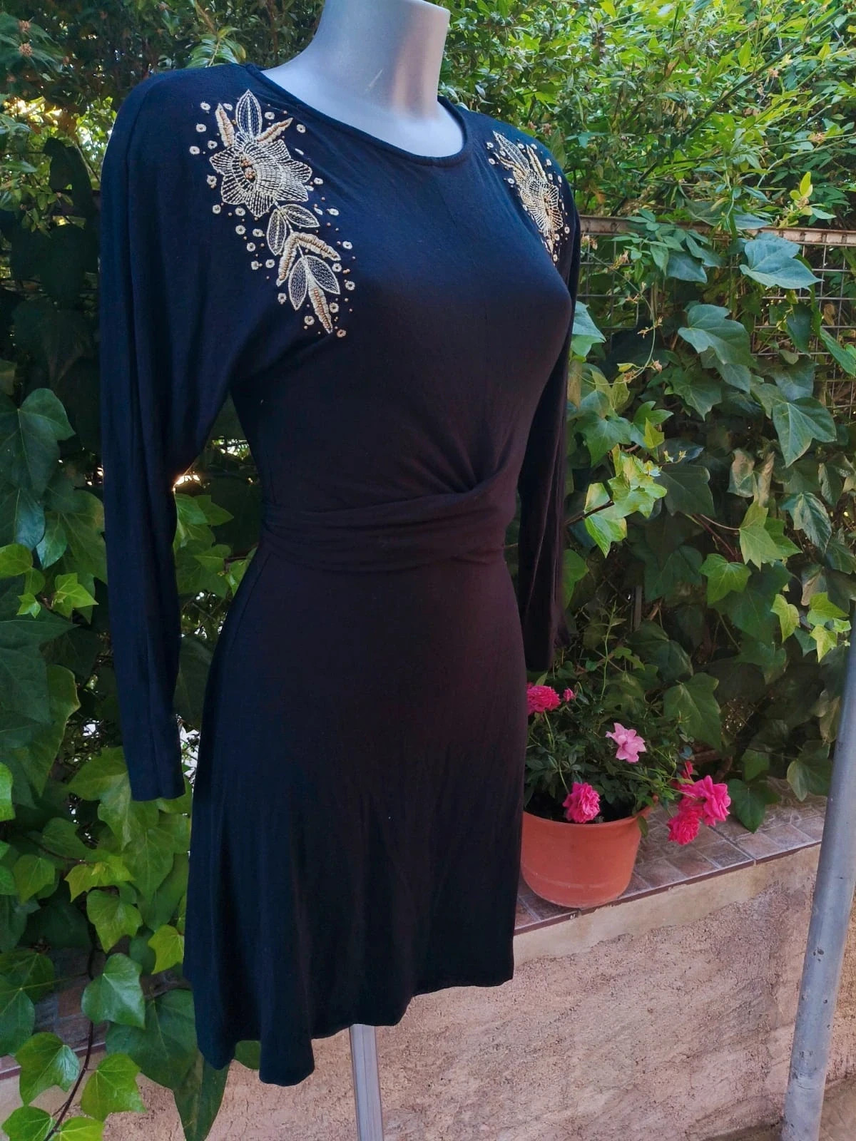 Vestido Negro con Bordado de Pedrería Dorada - Springfield (Talla M) 🌈 – Springfield – taille M / 38 / 10 4