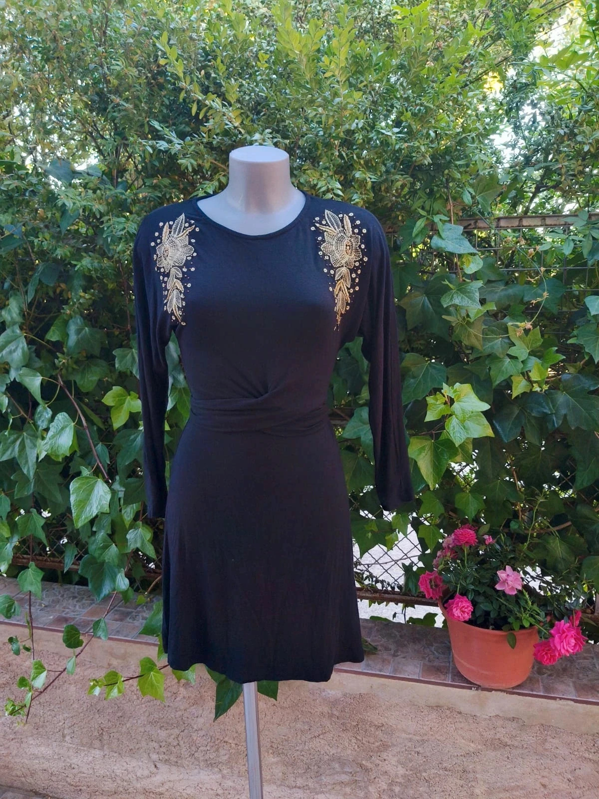 Vestido Negro con Bordado de Pedrería Dorada - Springfield (Talla M) 🌈 – Springfield – taille M / 38 / 10