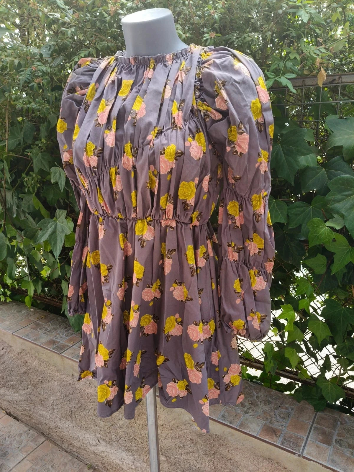 Vestido corto de manga larga fruncido con estampado de rosas - Sfera 🌈 – Sfera – taille S / 36 / 8 2