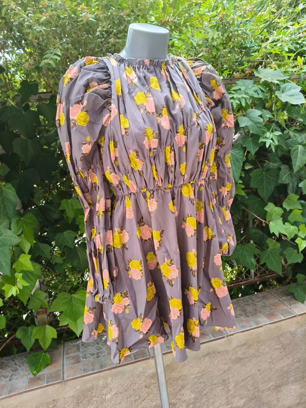 Vestido corto de manga larga fruncido con estampado de rosas - Sfera 🌈 – Sfera – taille S / 36 / 8 3
