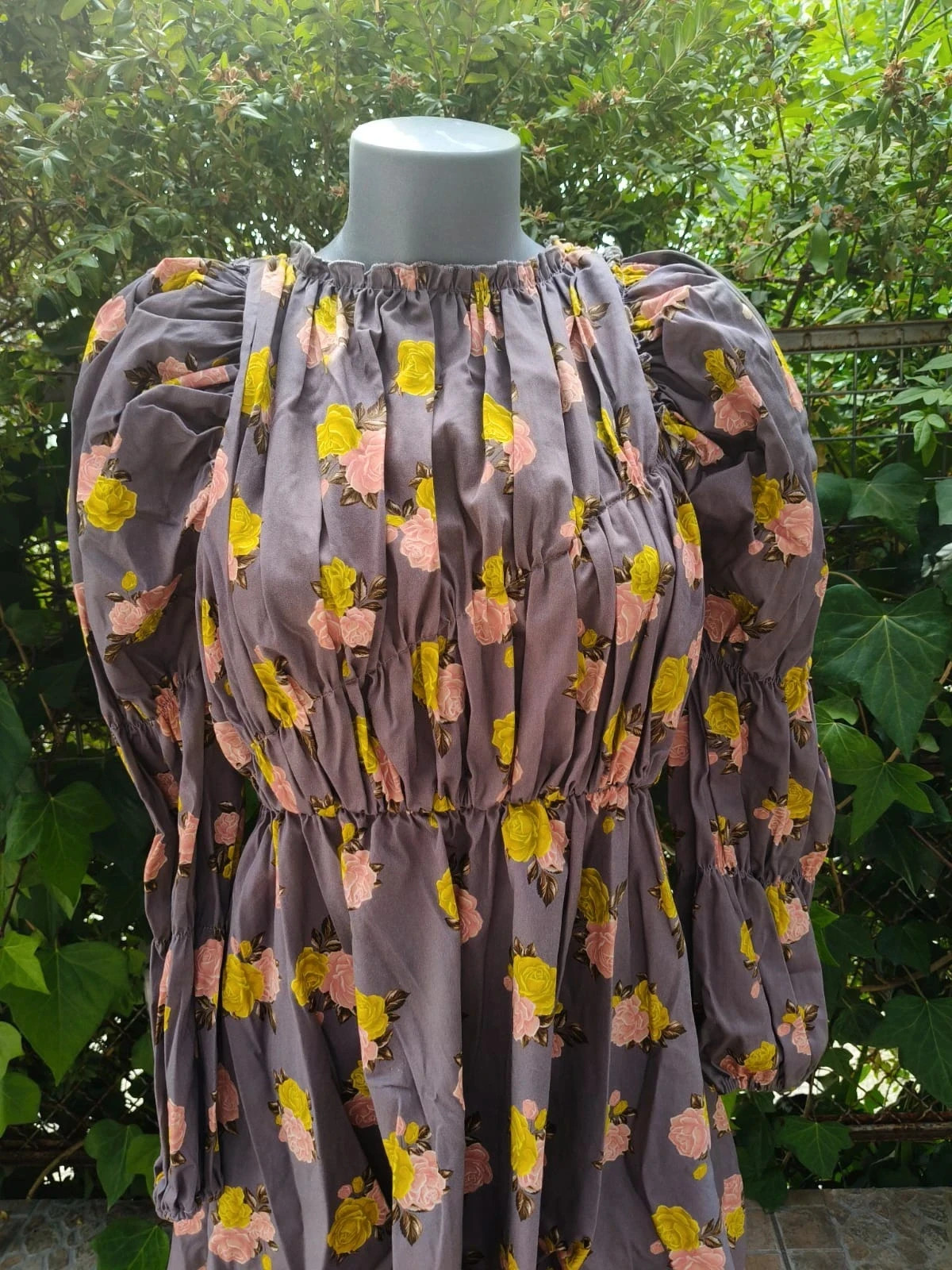 Vestido corto de manga larga fruncido con estampado de rosas - Sfera 🌈 – Sfera – taille S / 36 / 8 4