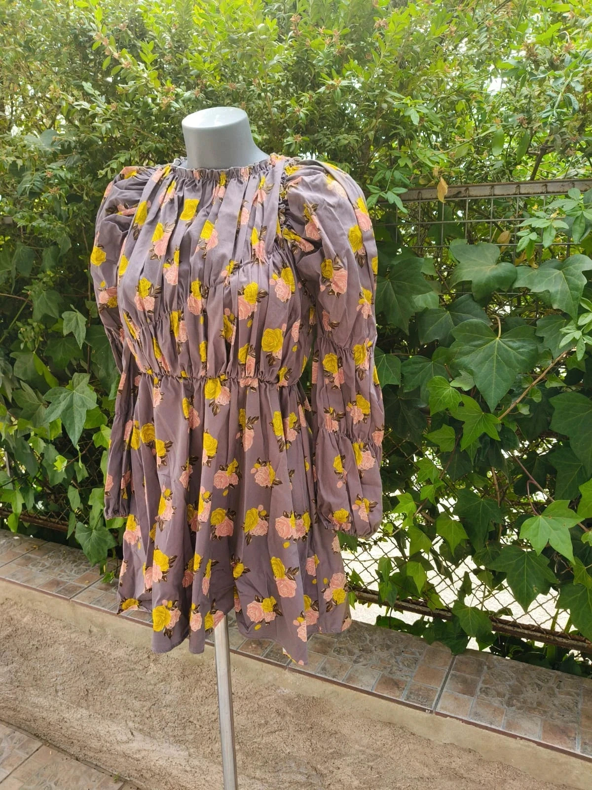 Vestido corto de manga larga fruncido con estampado de rosas - Sfera 🌈 – Sfera – taille S / 36 / 8 5