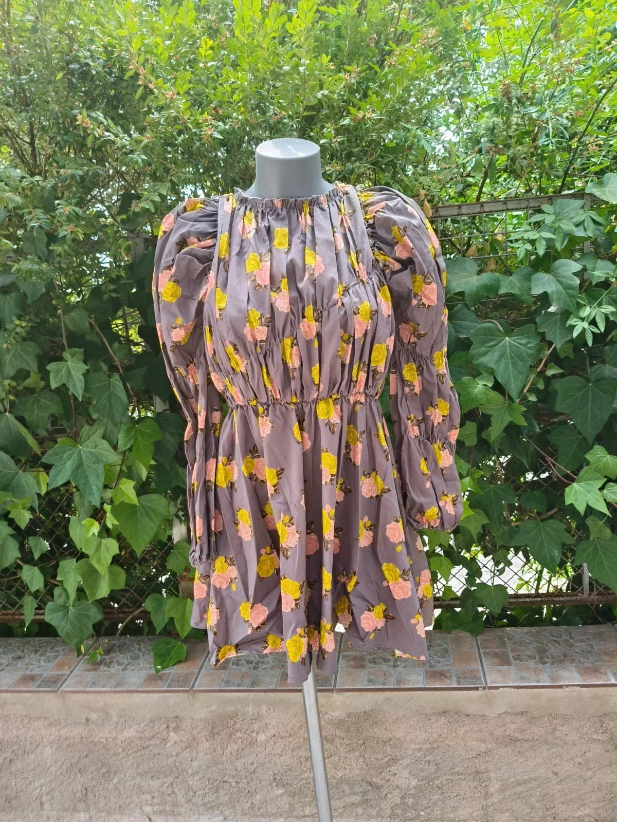 Vestido corto de manga larga fruncido con estampado de rosas - Sfera 🌈 – Sfera – taille S / 36 / 8