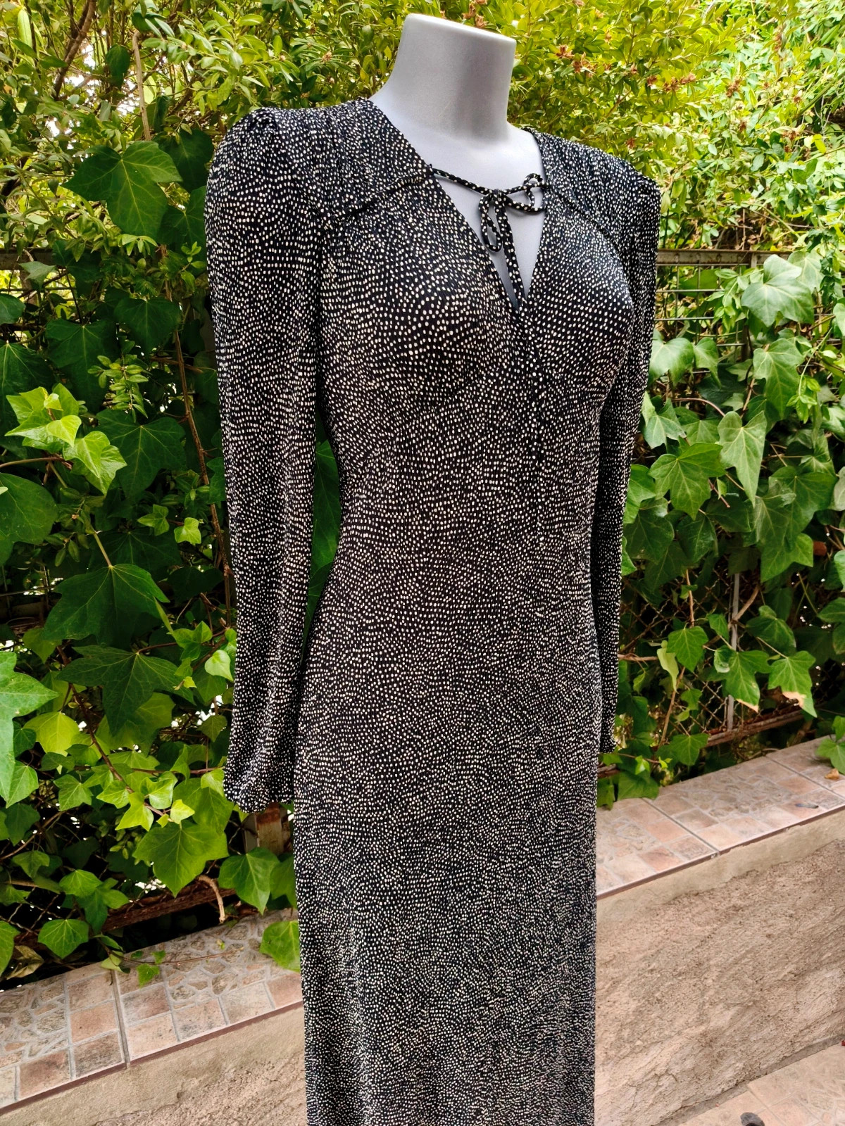 Vestido midi MANGO, Talla S, Negro con lunares pequeños y escote pico lazada 🌈 – Mango – taille S / 36 / 8 4