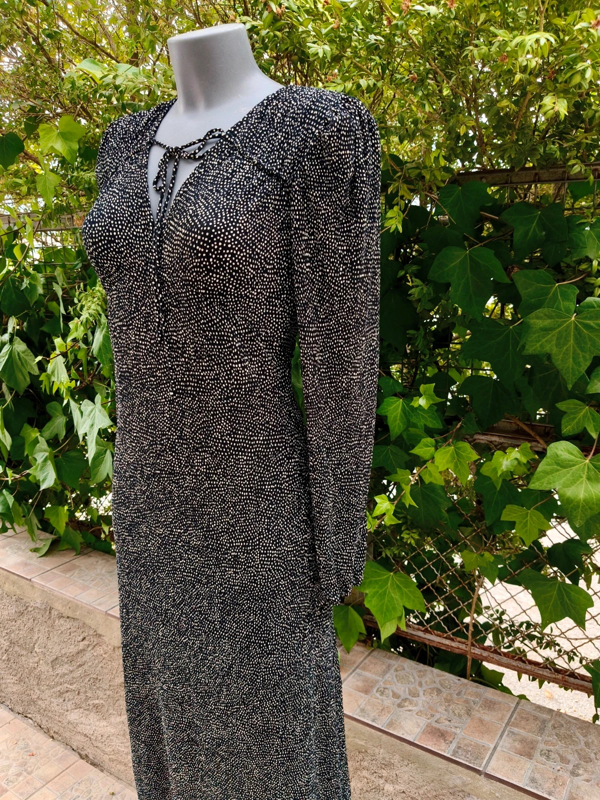 Vestido midi MANGO, Talla S, Negro con lunares pequeños y escote pico lazada 🌈 – Mango – taille S / 36 / 8 5