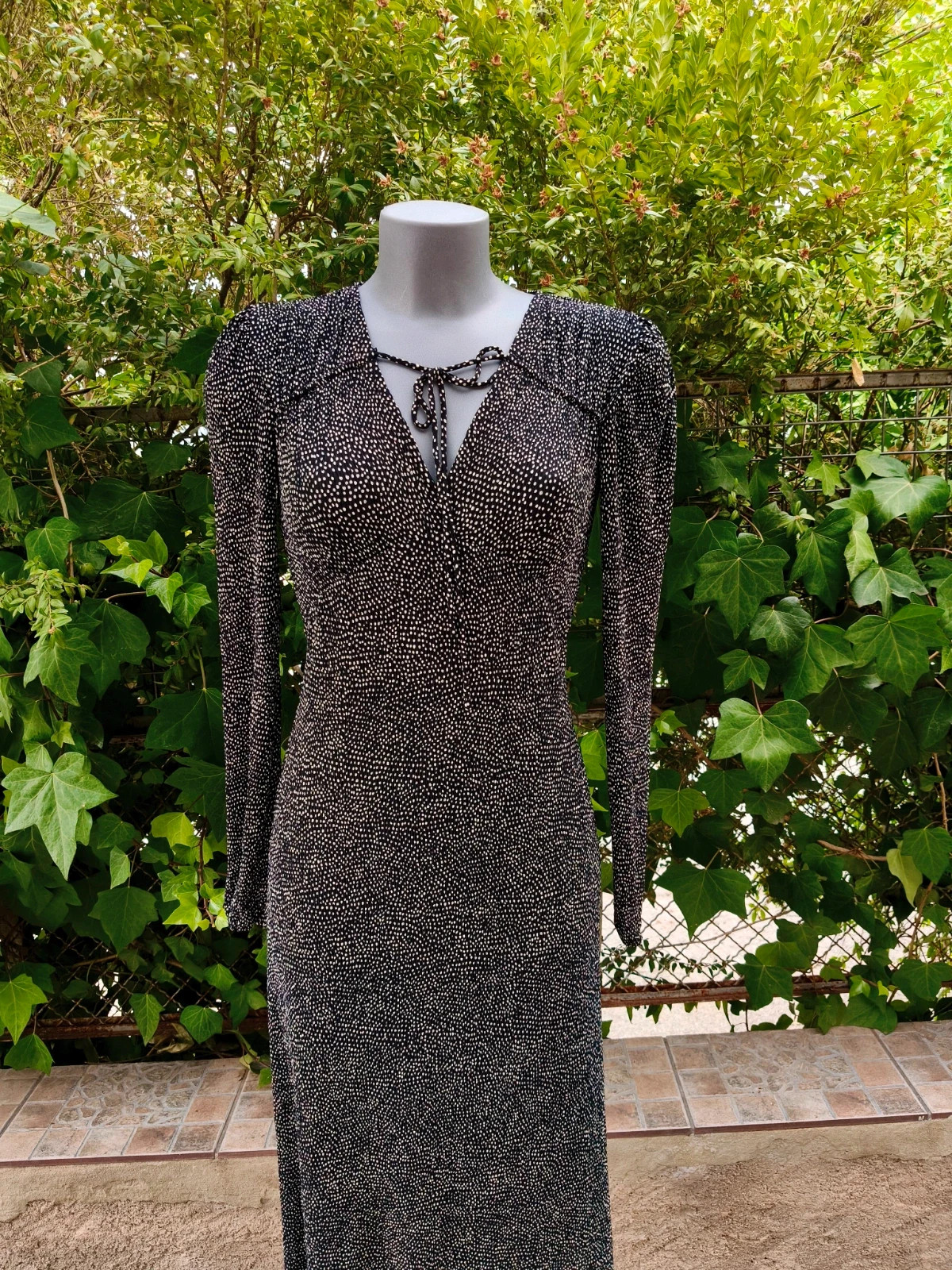 Vestido midi MANGO, Talla S, Negro con lunares pequeños y escote pico lazada 🌈 – Mango – taille S / 36 / 8 2