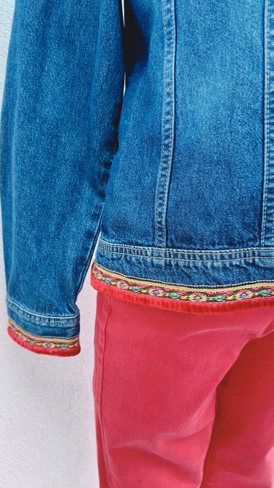 Chaqueta Vaquera Custom con Detalles Étnicos y Flecos 🌈 – Hennes – taille XXL / 44 / 16 4