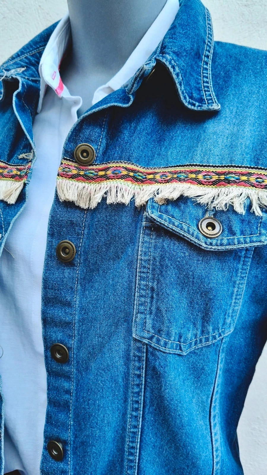 Chaqueta Vaquera Custom con Detalles Étnicos y Flecos 🌈 – Hennes – taille XXL / 44 / 16 5