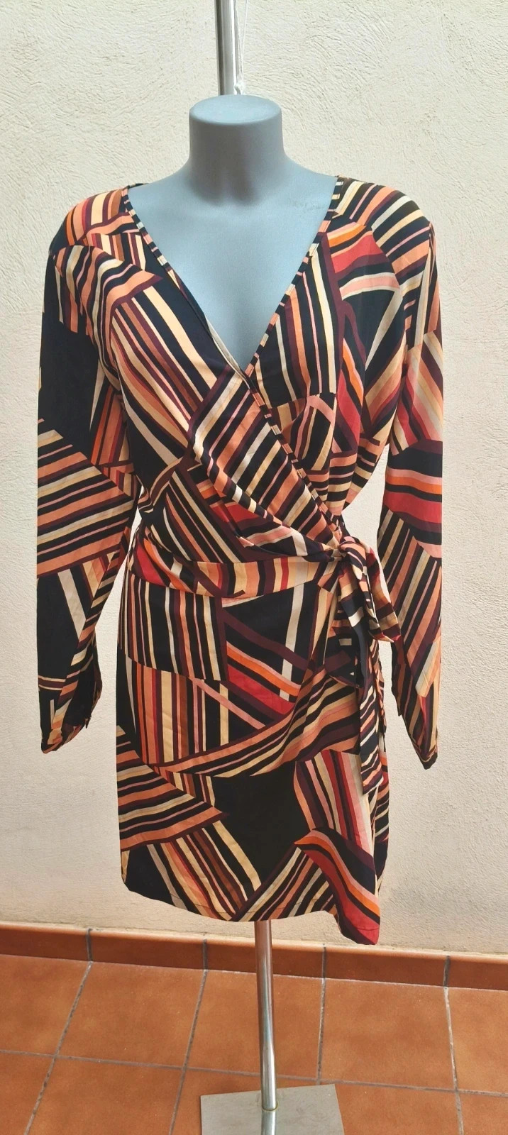 Vestido corto cruzado estampado geométrico 🌈