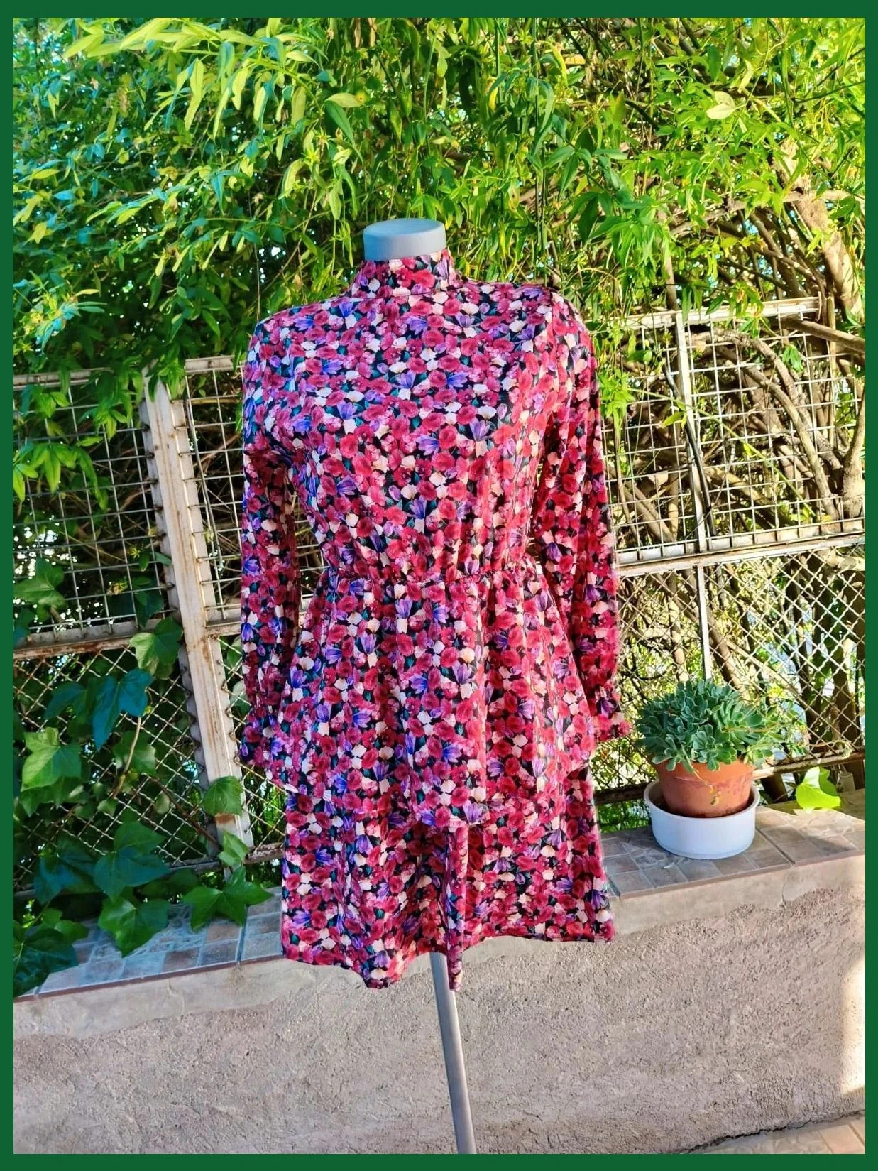 Vestido Corto con Estampado Floral Vibrante y Volantes 🌺