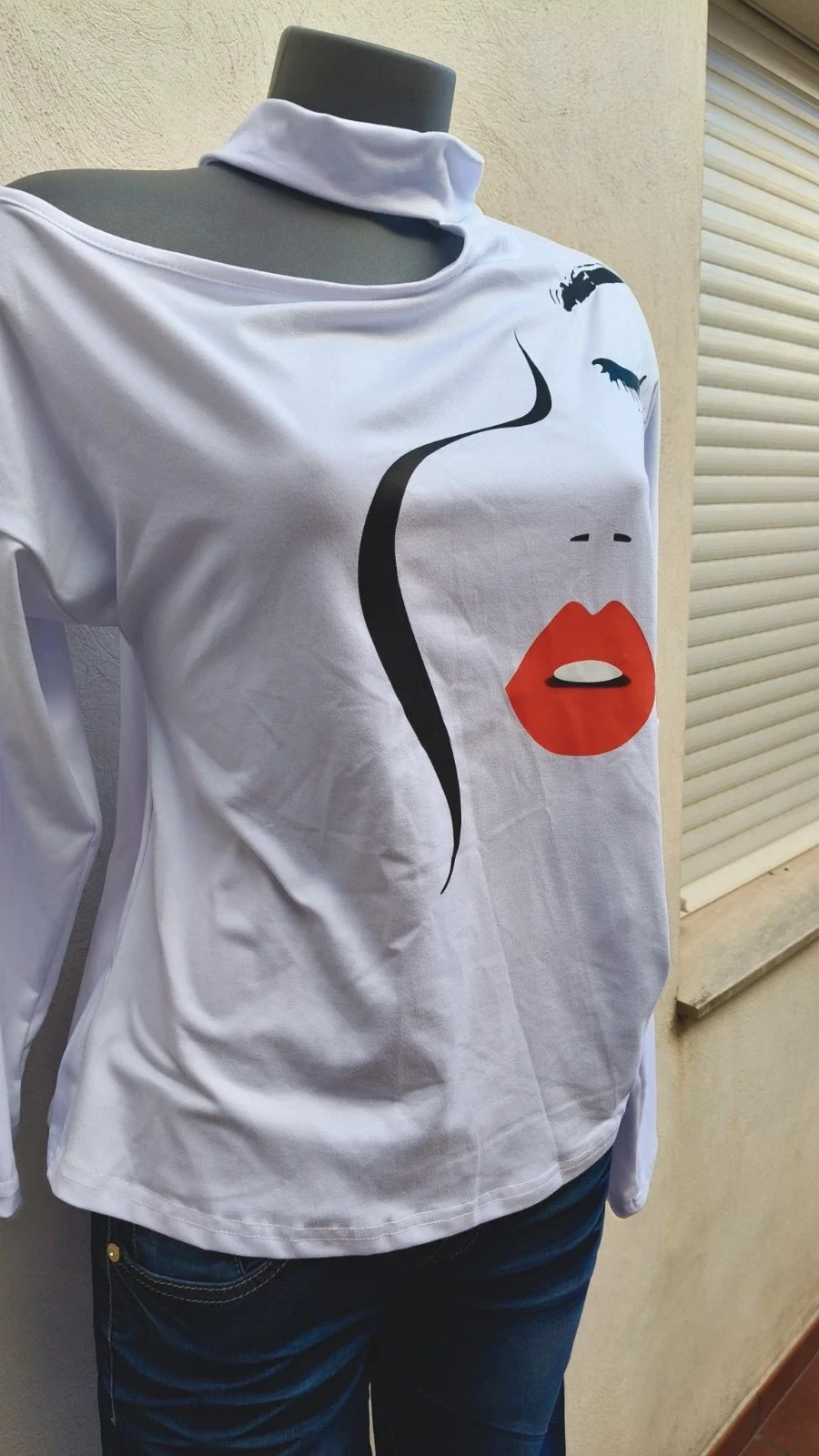 Camiseta Blanca con Diseño de Rostro Minimalista y Cuello Mock con Abertura Cut-Out 🌈 – La Boutique – taille M / 38 / 10 2