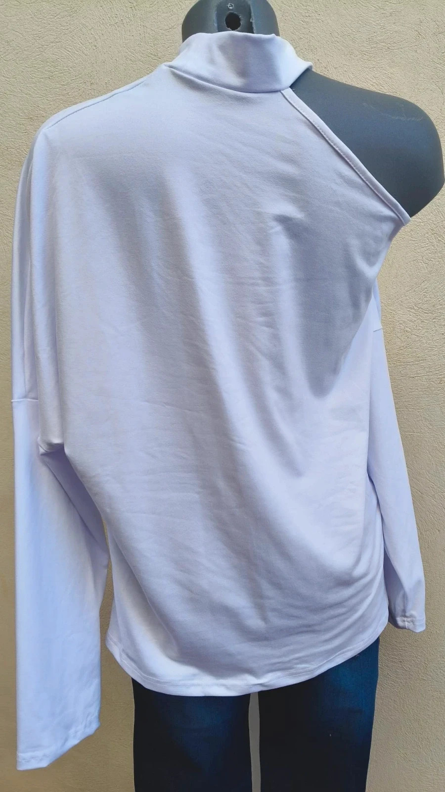 Camiseta Blanca con Diseño de Rostro Minimalista y Cuello Mock con Abertura Cut-Out 🌈 – La Boutique – taille M / 38 / 10 4