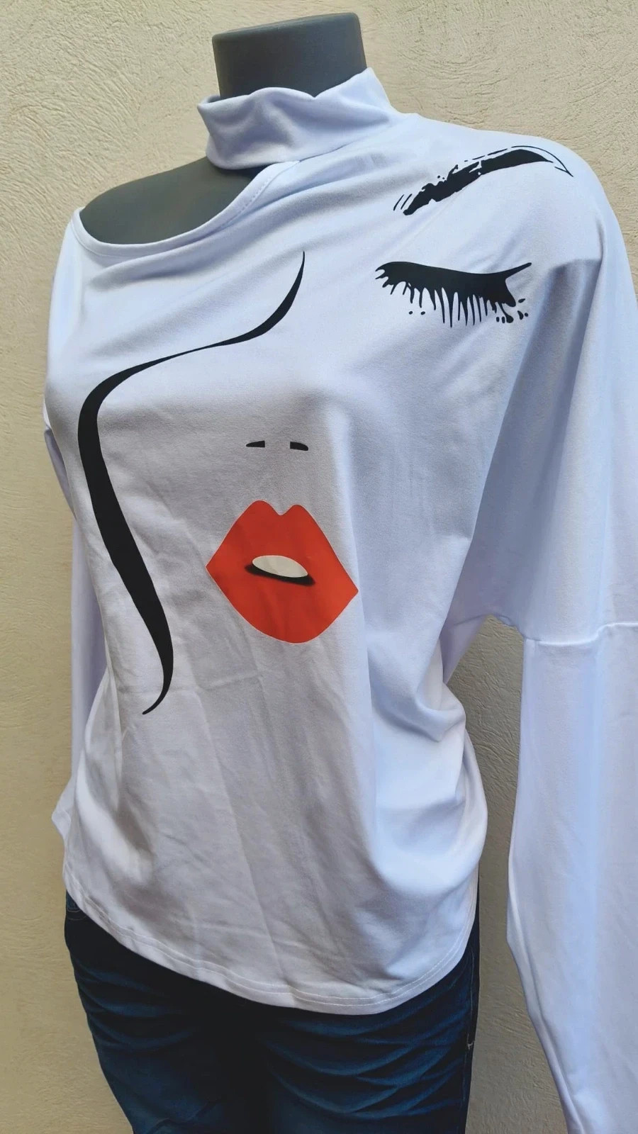Camiseta Blanca con Diseño de Rostro Minimalista y Cuello Mock con Abertura Cut-Out 🌈 – La Boutique – taille M / 38 / 10 3