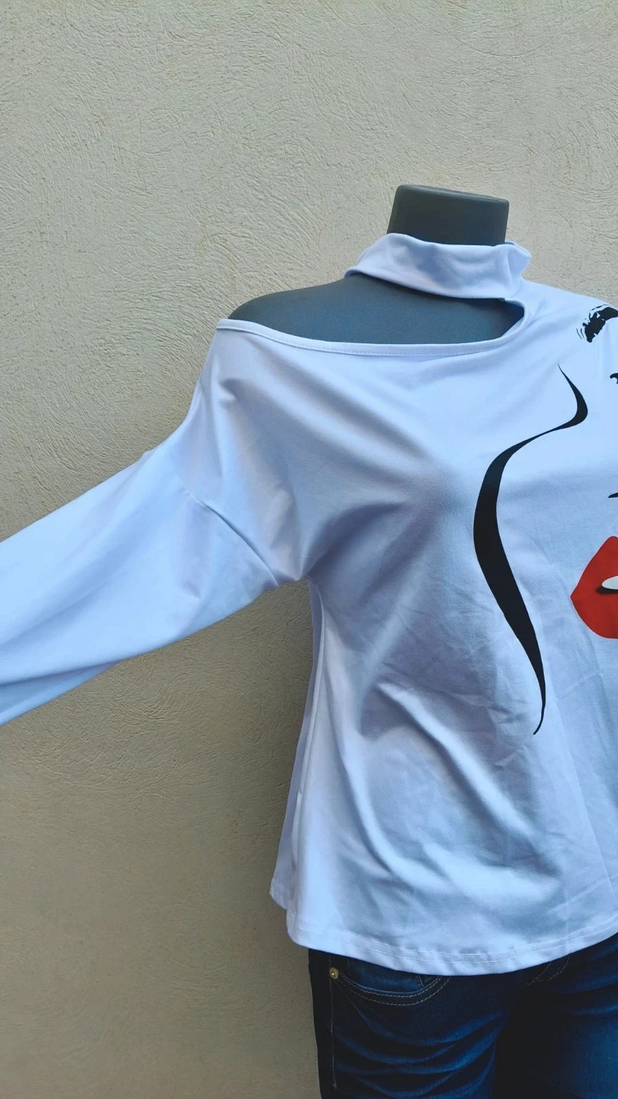 Camiseta Blanca con Diseño de Rostro Minimalista y Cuello Mock con Abertura Cut-Out 🌈 – La Boutique – taille M / 38 / 10 5