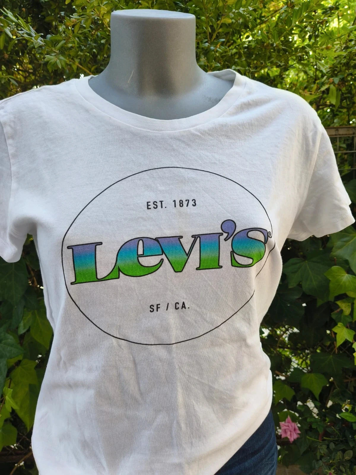 Camiseta blanca Levi's con logotipo en degradado - Talla M 🌈 – Levi's – taille M / 38 / 10 2
